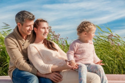 Glückliche Familie mit erfülltem Kinderwunsch.